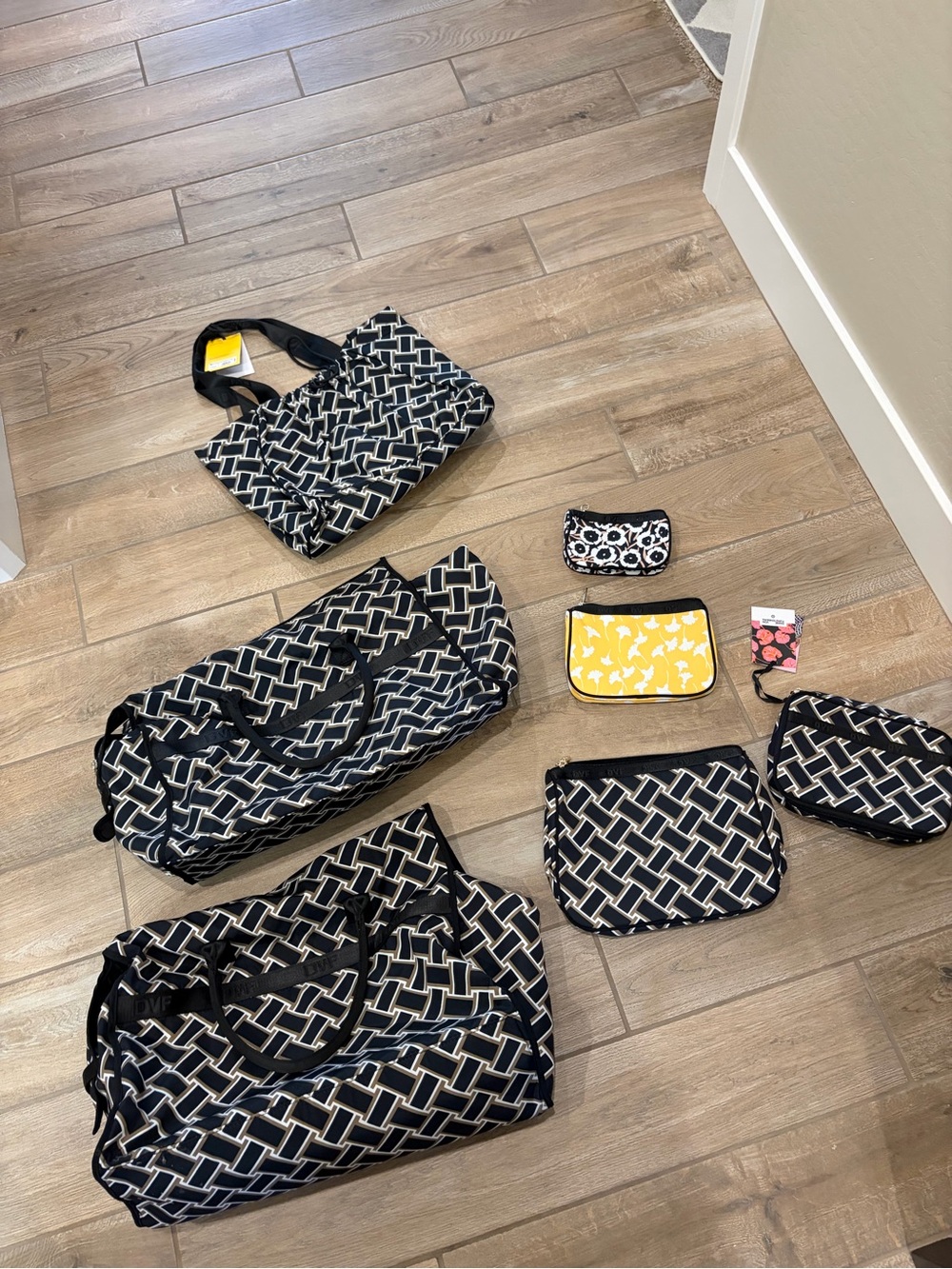 Diane Von Furstenburg Travel Bag Set 7 pieces new with tags Luggage set
